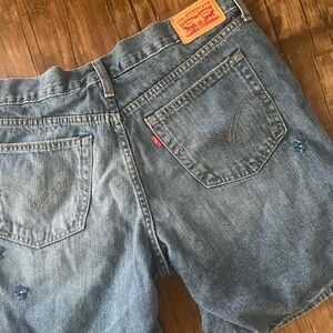size 30 levi embroidered shorts